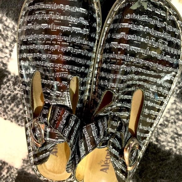 Nursing shoes - Picture 1 of 4